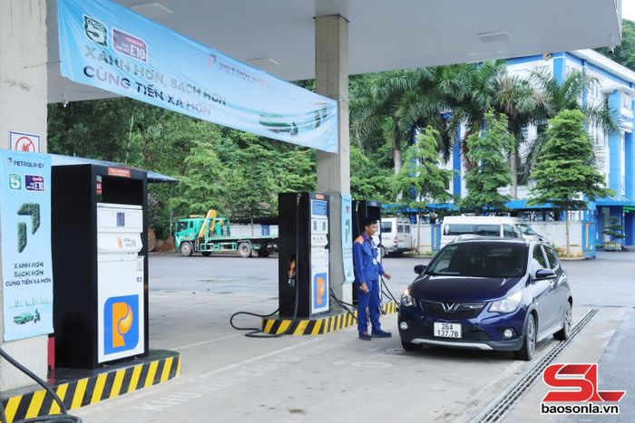 Cửa hàng kinh doanh xăng dầu số 11, Công ty TNHH MTV Petrolimex Sơn La triển khai bán xăng sinh học E10.