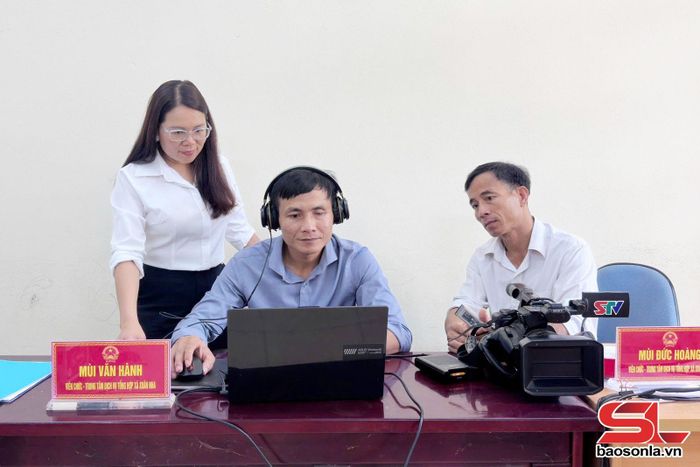 Cán bộ Trung tâm Dịch vụ tổng hợp xã Xuân Nha sản xuất chương trình truyền hình.