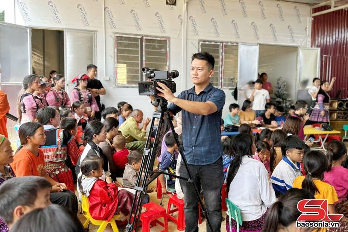 Phóng viên Hán Huy Hải, Trung tâm Dịch vụ tổng hợp xã Chiềng Mai tác nghiệp tại cơ sở.