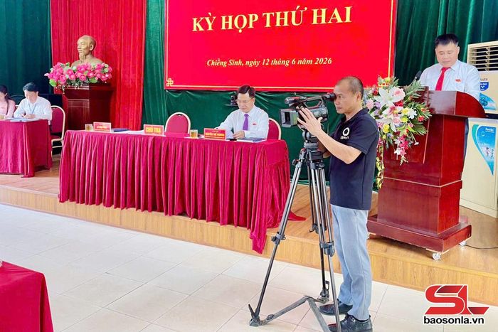 Phóng viên Sa Ngọc Hoàng, Trung tâm Dịch vụ tổng hợp phường Chiềng Sinh tác nghiệp tại Kỳ họp lần thứ hai, HĐND phường.