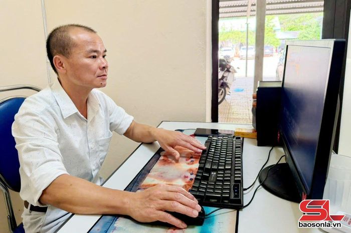 Phóng viên Sa Ngọc Hoàng phụ trách quản trị Cổng thông tin điện tử và Fanpage của phường Chiềng Sinh.