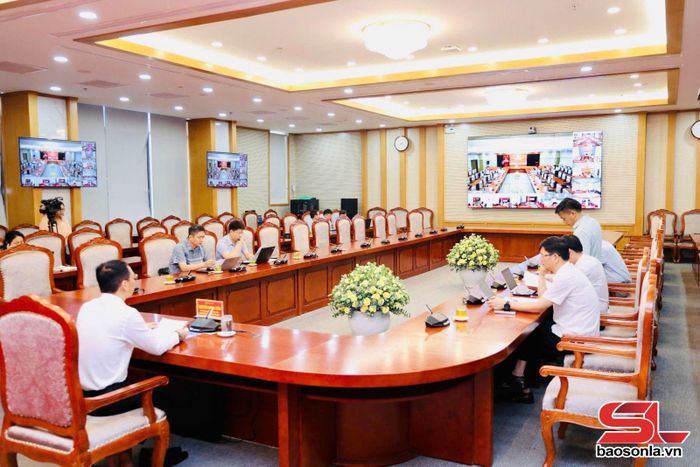 Cuộc họp được tổ chức theo hình thức trực tiếp kết hợp trực tuyến.