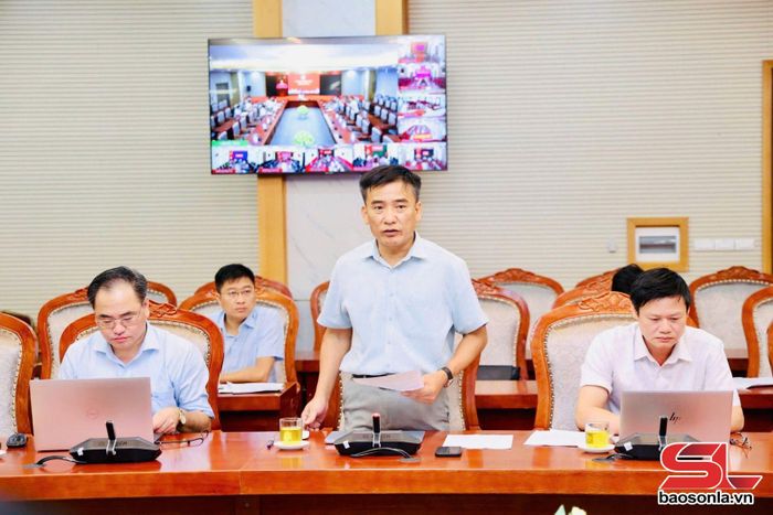 Lãnh đạo Ban Quản lý dự án đầu tư xây dựng các công trình giao thông tỉnh phát biểu tại cuộc họp.