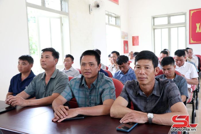 Thành viên Chi hội Nông dân nghề nghiệp nuôi dúi bản Mé tham dự Lễ ra mắt..