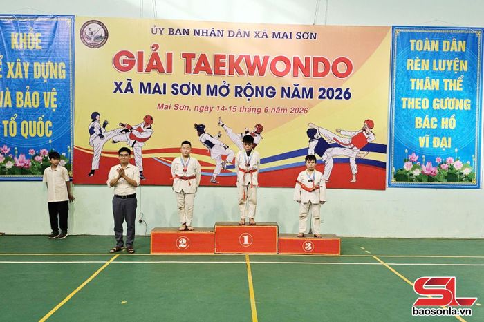 Ban tổ chức trao giải cho các nam vận động viên.