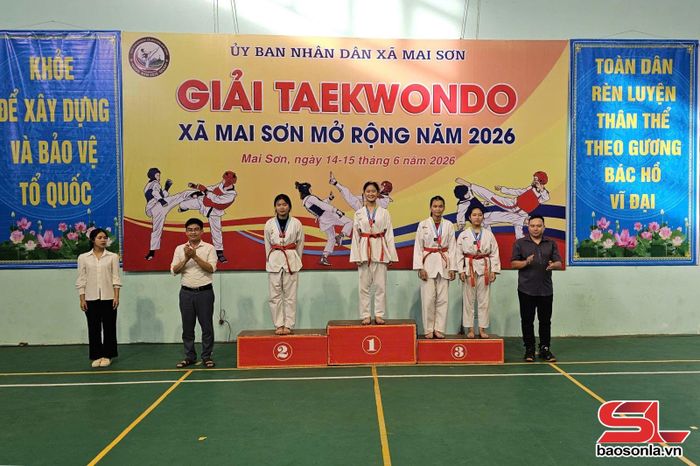 Ban tổ chức trao giải cho các nữ vận động viên.