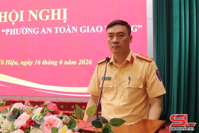 Đại diện Phòng Cảnh sát giao thông, Công an tỉnh Sơn La phát biểu tại hội nghị.