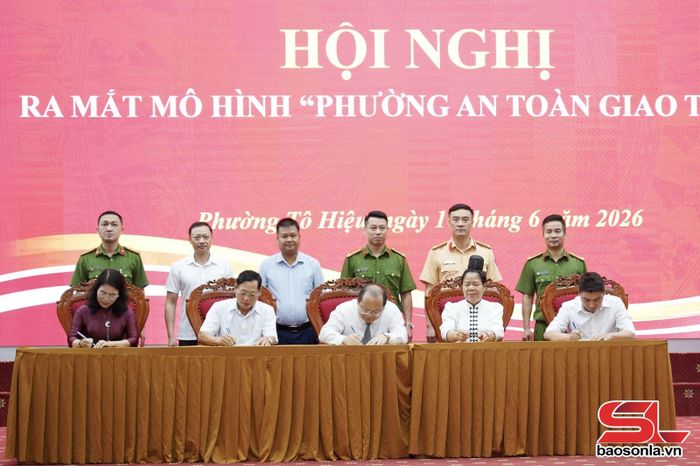 Ký giao ước thi đua bảo đảm an toàn giao thông trên địa bàn phường Tô Hiệu.