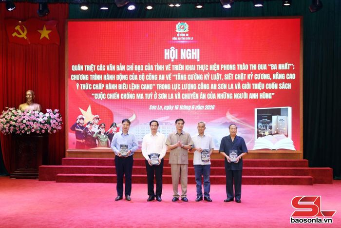 Đại tá Trần Anh Tuấn, Anh hùng lực lượng vũ trang, tặng sách các đại biểu.