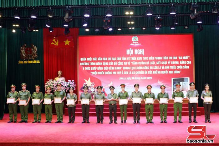 Giám đốc Công an tỉnh tặng giấy khen các tập thể, cá nhân có thành tích xuất sắc trong triển khai phong trào thi đua "Ba nhất".