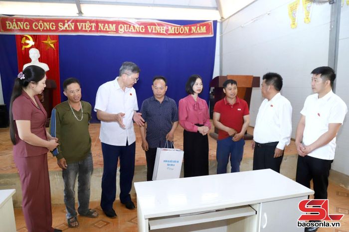 Đoàn khảo sát, nắm tình hình tại bản Pá Lâu, xã Bó Sinh.