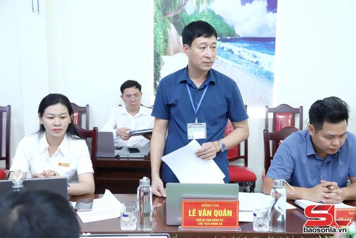 Lãnh đạo xã Bó Sinh báo cáo tình hình thực hiện chính sách đất đai đối với đồng bào dân tộc thiểu số theo Luật Đất đai năm 2024 trên địa bàn.