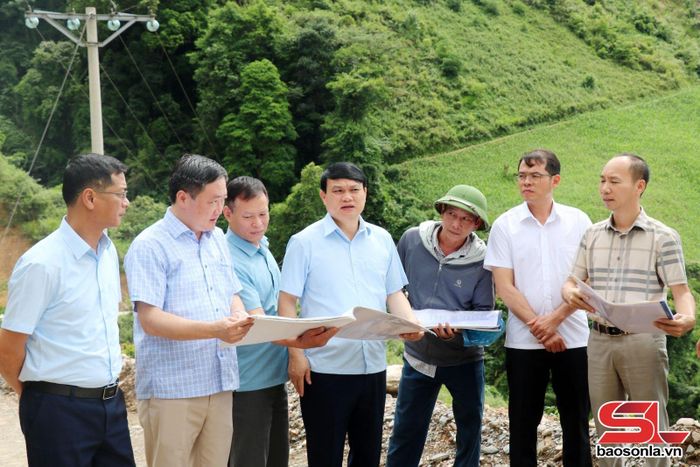 Đồng chí Phó Chủ tịch UBND tỉnh kiểm tra thi công tuyến đường từ bản Mến đến bản Thẳm Cọng, xã Chiềng Lao.