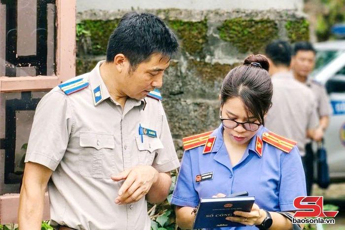 Kiểm sát viên phối hợp với Chấp hành viên kiểm tra diện tích kê biên.