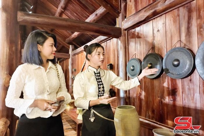 Người dân giới thiệu nhạc cụ truyền thống tới du khách.