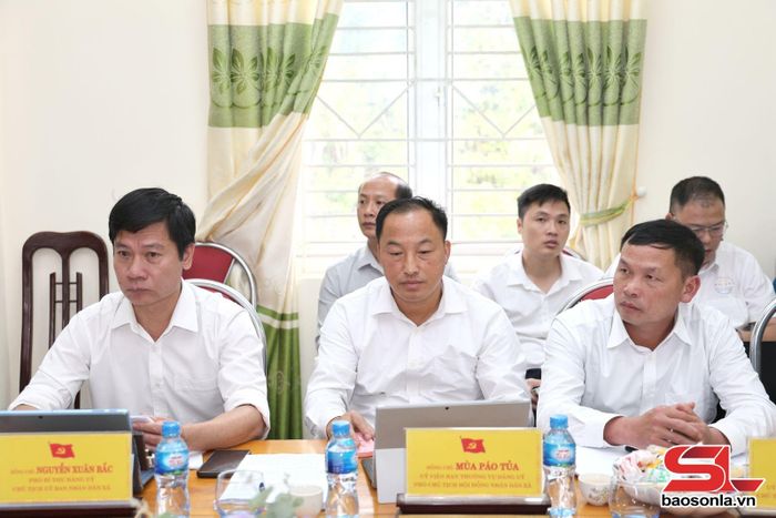 Ban Thường vụ Đảng ủy xã Xím Vàng dự cuộc giám sát.