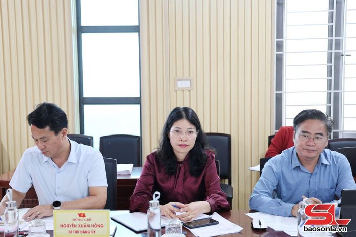 Ban Thường vụ Đảng ủy xã Tà Xùa dự cuộc giám sát.