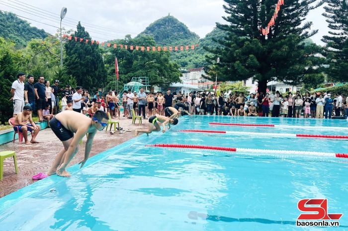 Các vận động viên tranh tài tại giải.