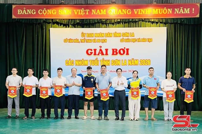 Các đoàn nhận giải toàn đoàn tại lễ bế mạc giải.