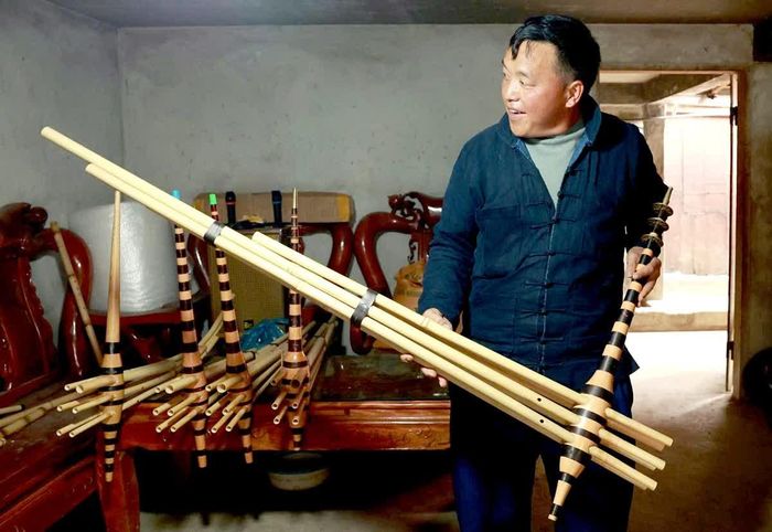 Một chiếc khèn hoàn thiện có giá bán từ 2-3 triệu đồng. Nếu có kích cỡ lớn hoặc được chế tác đặc biệt, chiếc khèn có thể bán với giá từ 5-6 triệu đồng.