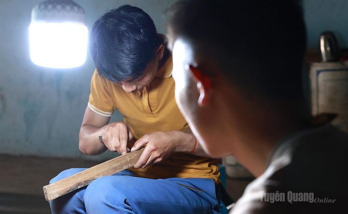 Cùng với những chính sách hỗ trợ kịp thời của địa phương, nghề làm khèn Mông ở Lũng Phìn đang có thêm động lực để gìn giữ và phát triển. Việc truyền dạy cho thế hệ trẻ, xây dựng thương hiệu, quảng bá sản phẩm và gắn kết với du lịch cộng đồng không chỉ mở ra hướng đi mới cho làng nghề mà còn góp phần để tiếng khèn Mông tiếp tục ngân vang, trở thành cầu nối gìn giữ bản sắc văn hóa giữa nhịp sống hiện đại.