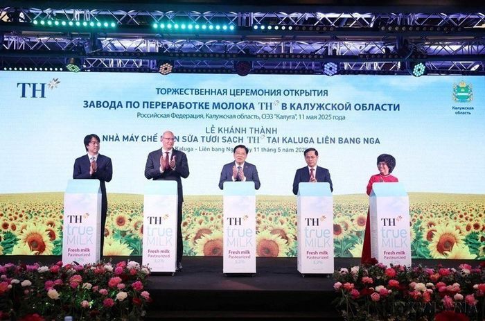 Các đại biểu thực hiện nghi thức khánh thành Nhà máy chế biến sữa tươi sạch TH của Tập đoàn TH tại tỉnh Kaluga, Liên bang Nga, tháng 5/2025. (Ảnh: TTXVN)