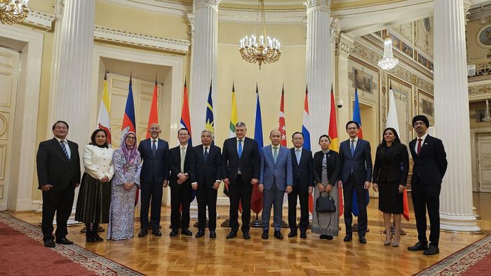 Thứ trưởng Ngoại giao Đỗ Hùng Việt, Trưởng SOM ASEAN của Việt Nam cùng Trưởng SOM, Trưởng đoàn các nước ASEAN và Nga tham dự Cuộc họp Quan chức cao cấp ASEAN-Nga lần thứ 20 tại thành phố Saint Petersburg, Liên bang Nga, ngày 26/4/2024. (Ảnh: TTXVN)