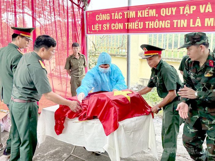 Các lực lượng chức năng tiến hành các bước lấy mẫu, số hóa thông tin hài cốt liệt sĩ chưa xác định danh tính tại Nghĩa trang Liệt sĩ xã Trường Sinh.