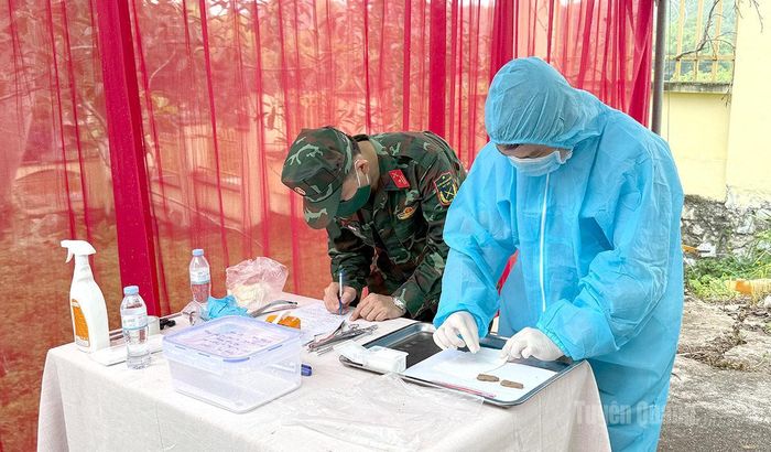 Quy trình lấy mẫu thực hiện công tác số hóa thông tin hài cốt liệt sĩ được thực hiện nghiêm túc.