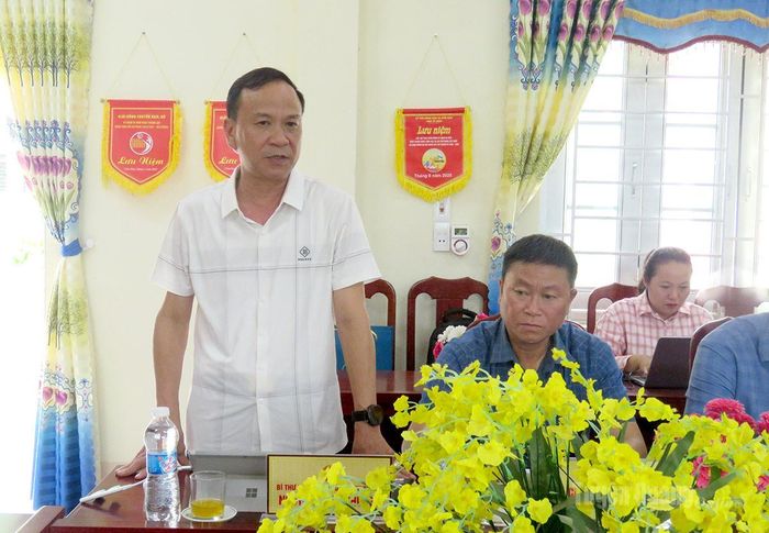 Đồng chí Nguyễn Ngọc Khuyên, Bí thư Đảng ủy, Chủ tịch HĐND xã Nấm Dẩn báo cáo tại buổi làm việc.