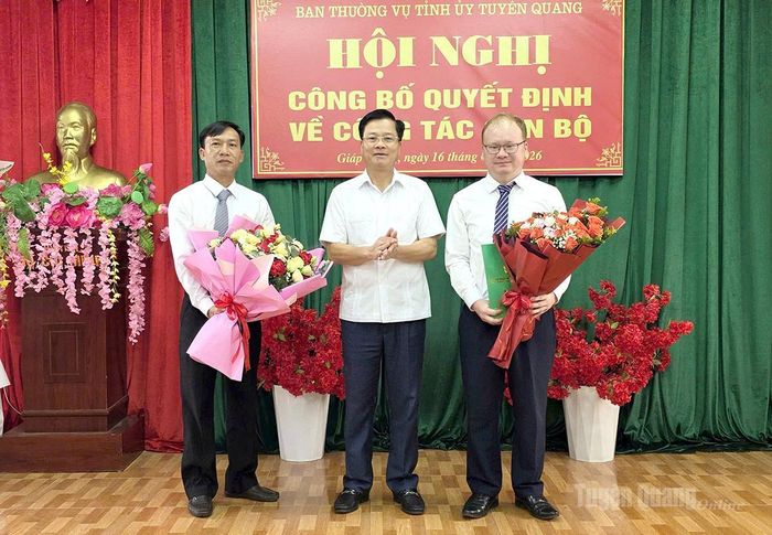 Đồng chí Trưởng Ban Tổ chức Tỉnh ủy Trần Quang Minh trao Quyết định điều động của UBND tỉnh cho các đồng chí Dương Khánh Phúc, Trần Đức Nghĩa.