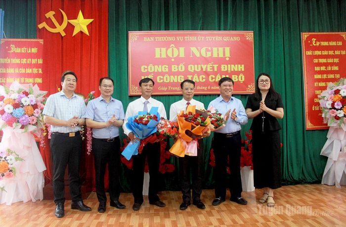Ban Giám đốc Báo và phát thanh, truyền hình Tuyên Quang, Sở Dân tộc và Tôn giáo tặng hoa chúc mừng các đồng chí Mai Ngọc Quỳnh, Trần Đức Nghĩa.