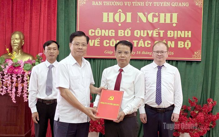 Đồng chí Trần Quang Minh, Ủy viên BTV Tỉnh ủy, Trưởng Ban Tổ chức Tỉnh ủy trao Quyết định cho đồng chí Mai Ngọc Quỳnh, tân Bí thư Đảng ủy xã Giáp Trung.