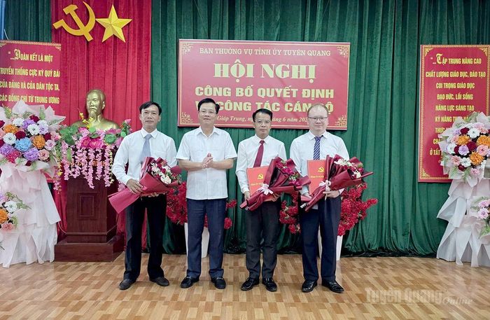 Đồng chí Trần Quang Minh, Ủy viên BTV Tỉnh ủy, Trưởng Ban Tổ chức Tỉnh ủy trao Quyết định và tặng hoa cho các đồng chí nhận nhiệm vụ mới.