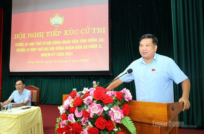 Đồng chí Hầu Minh Lợi, Ủy viên Ban Thường vụ Tỉnh ủy, Phó Chủ tịch Thường trực HĐND tỉnh phát biểu tại buổi tiếp xúc cử tri.