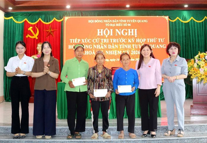 Tổ đại biểu số 6 HĐND tỉnh trao quà cho các hộ có hoàn cảnh khó khăn trên địa bàn xã Xuân Giang.