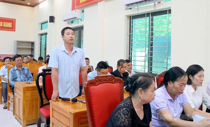 Cử tri xã Xuân Giang phát biểu ý kiến, kiến nghị tại buổi tiếp xúc cử tri.