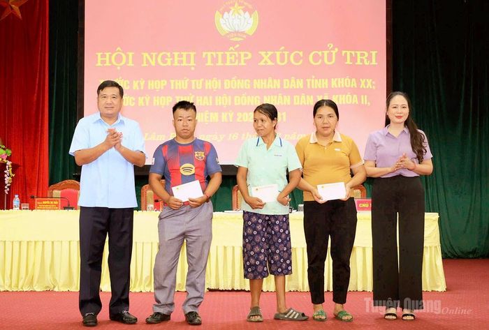 Đồng chí Hầu Minh Lợi và các thành viên tổ đại biểu HĐND tỉnh tặng quà hộ nghèo, hộ có hoàn cảnh khó khăn.