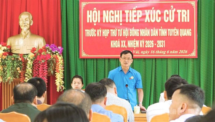 Đồng chí Triệu Tài Phong phát biểu tại buổi tiếp xúc cử tri xã Tùng Vài.