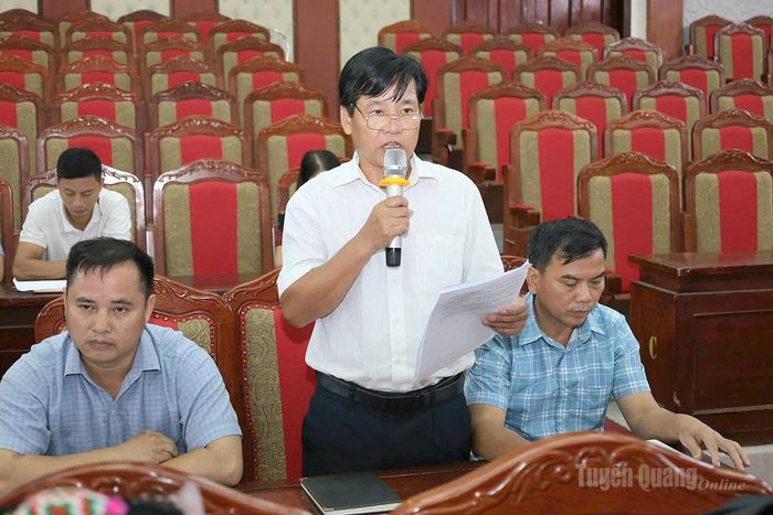 Cử tri Nguyễn Đình Giáo, thôn Bản Khiển phát biểu ý kiến tại buổi tiếp xúc cử tri.