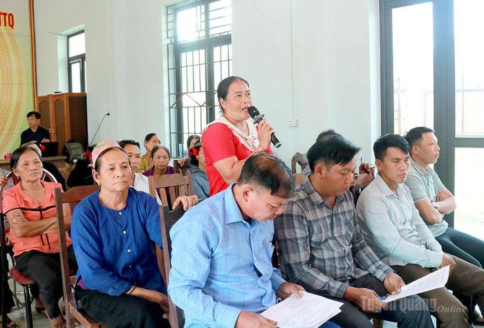 Cử tri xã Tân Trịnh phát biểu ý kiến, kiến nghị tại buổi tiếp xúc.