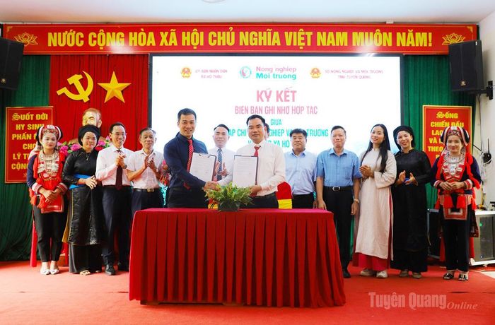 Lễ ký biên bản ghi nhớ hợp tác (MOU) giữa chính quyền địa phương, các cơ quan thông tấn và doanh nghiệp phát triển sản phẩm chè shan tuyết.