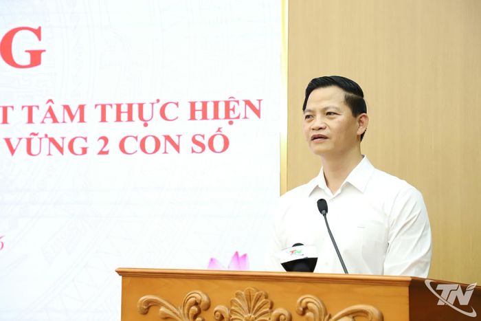 Đồng chí Chủ tịch UBND tỉnh phát động thi đua.