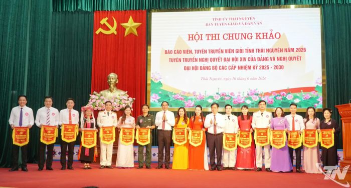 Đồng chí Bí thư Tỉnh ủy Thái Nguyên Trịnh Xuân Trường và đồng chí Phó Trưởng Ban Tuyên giáo và Dân vận Trung ương Phan Xuân Thủy tặng Cờ lưu niệm cho các thí sinh.