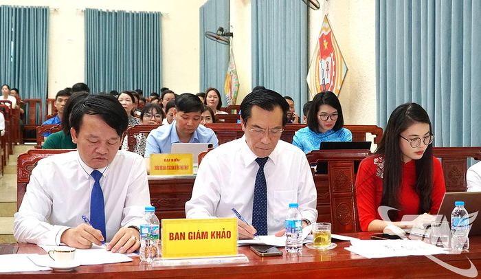 Ban Giám khảo chấm điểm cho từng phần thi.