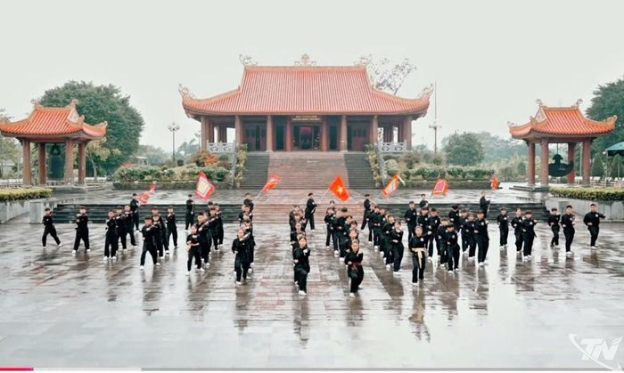 Cảnh trong video đồng diễn võ cổ truyền đoạt giải Nhất của Trường THCS Nha Trang (phường Phan Đình Phùng).