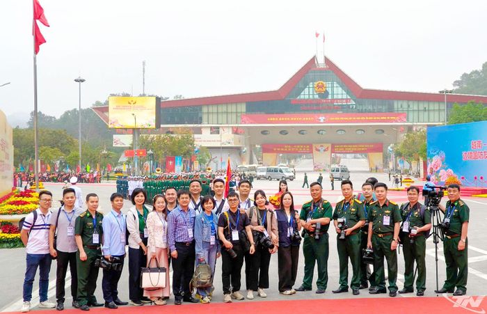 Phóng viên Báo Quân khu 1 chụp ảnh lưu niệm cùng các đồng nghiệp tác nghiệp trong sự kiện Giao lưu hữu nghị quốc phòng Việt Nam - Trung Quốc lần thứ 9.