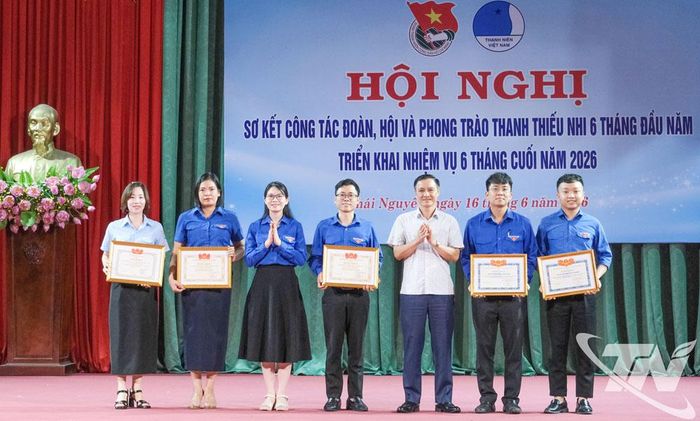 Đồng chí Vũ Duy Hoàng, Phó Chủ tịch Thường trực Ủy ban MTTQ tỉnh trao giải cho các tập thể và cá nhân đoạt giải các cuộc thi.
