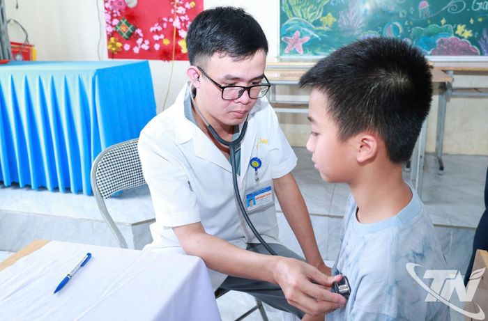 Công tác khám sức khỏe định kỳ cho người dân được địa phương đẩy mạnh thực hiện.