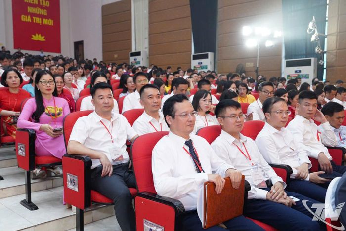 Đông đảo cán bộ, giảng viên và sinh viên tham dự buổi Lễ.